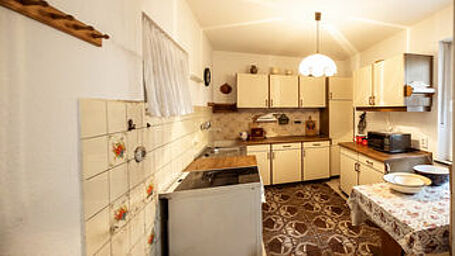 Raum mit alter Küche.