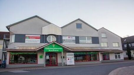 Frontansicht vom Gebäude des Gebrauchtwarenkaufhauses