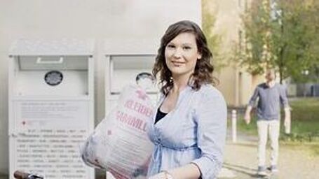 Frau mit Altkleidersack.